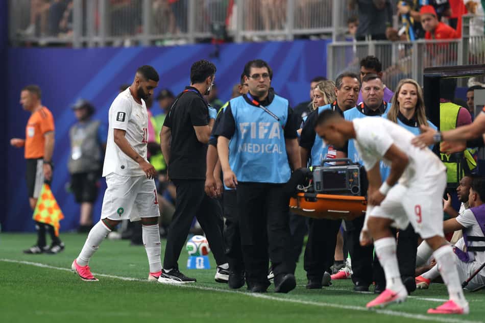 Saibari deixa o campo do jogo entre Canadá e Marrocos cabisbaixo após sentir um desconforto muscular