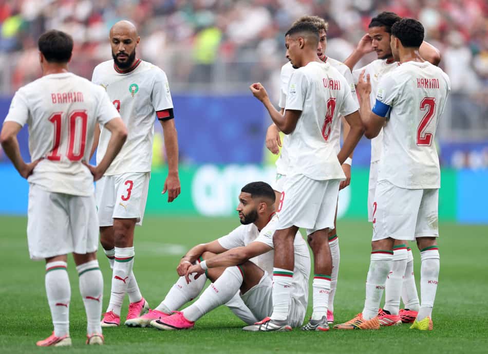 Saibari sentado no gramado após sentir um desconforto muscular durante Canadá x Marrocos, pela Copa do Mundo