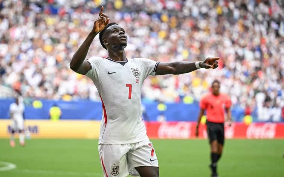 Saka celebra hat-trick e admite frustração por ter jogado pouco na Copa