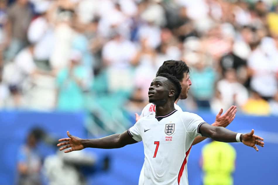 Saka comemora o terceiro gol da Inglaterra contra a França pela Copa do Mundo