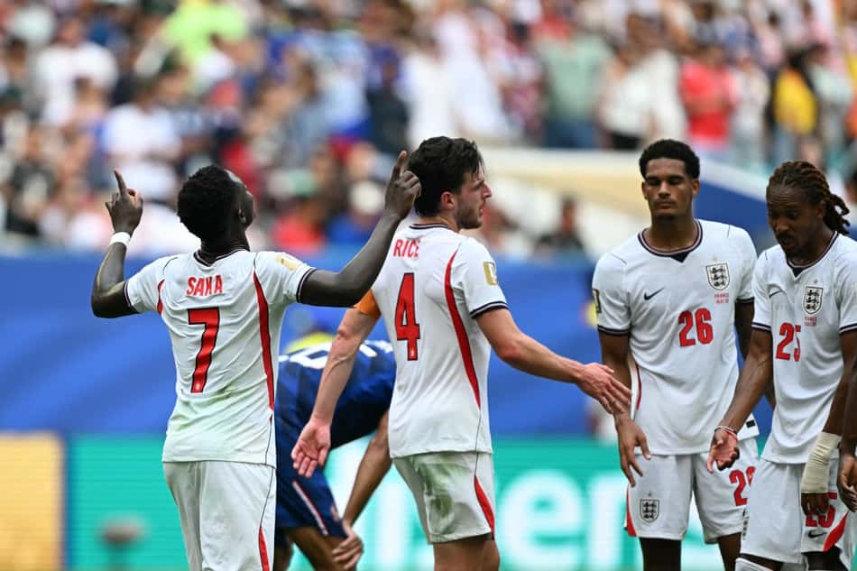 Saka comemora hat-trick ao lado de outros companheiros em França x Inglaterra