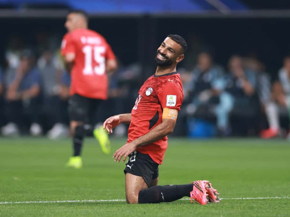 Salah sorri ajoelhado durante confronto entre Egito e Argentina na Copa do Mundo de 2026