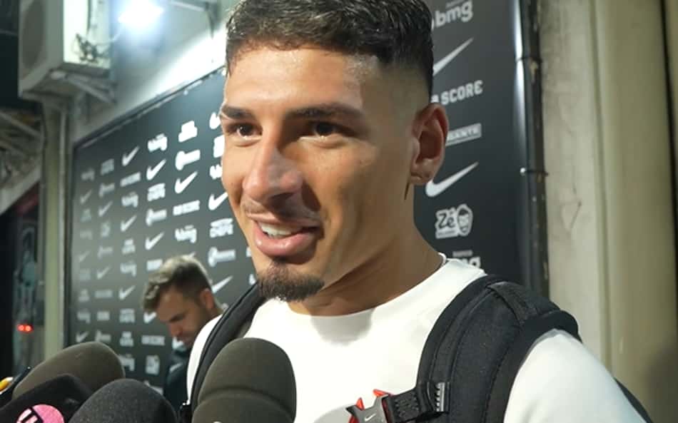 Alan Saldivia na zona mista do Vasco