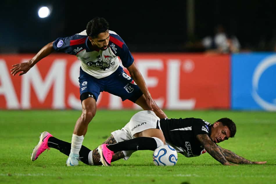Alan Saldivia em disputa de bola com Jeison Medina, durante Vasco x Independiente Medellín