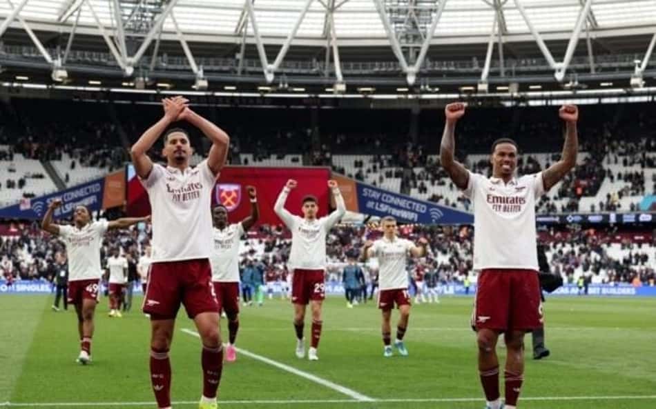 Saliba e Gabriel Magalhães aplaudem torcedores do Arsenal após vitória sobre o West Ham