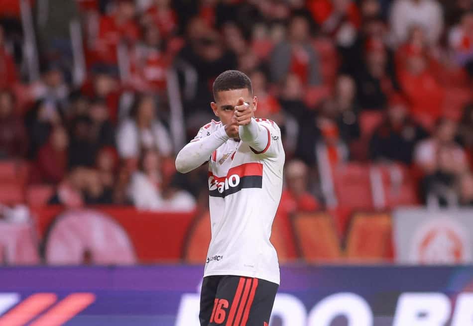Samuel Lino celebra gol no empate em 1 a 1 entre Internacional e Flamengo