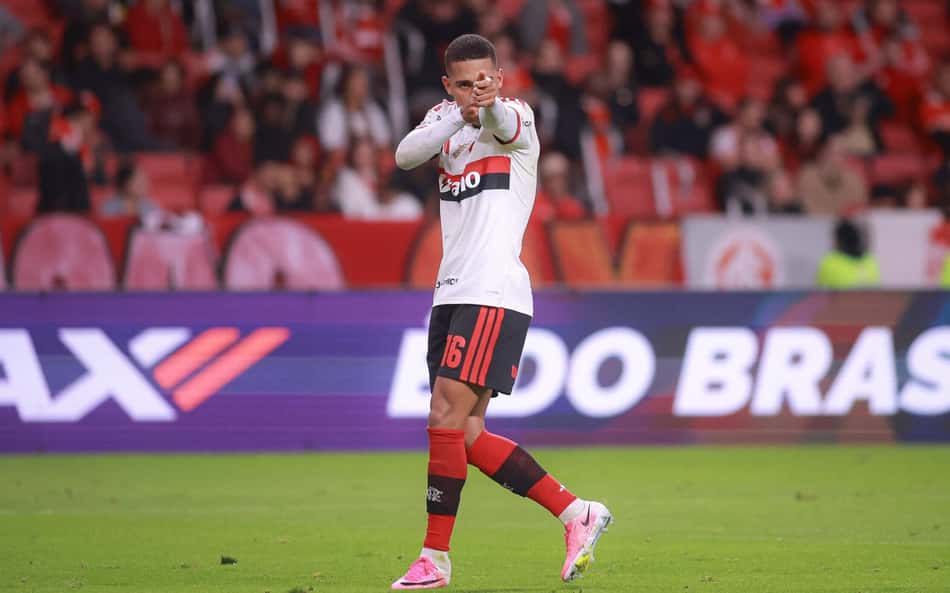 Samuel Lino celebra gol no empate em 1 a 1 entre Internacional e Flamengo