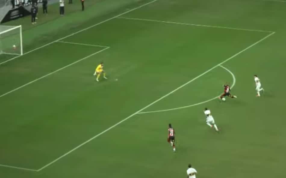 Gol perdido por Samuel Lino em Flamengo x Olimpia gera revolta: 'Alérgico'