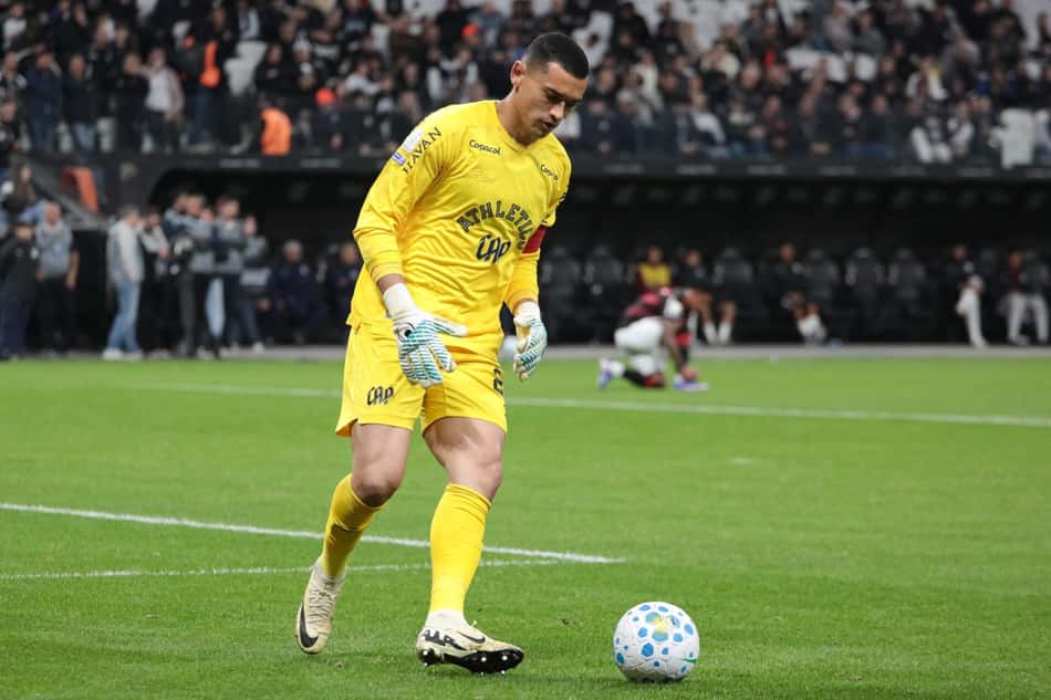 Goleiro Santos durante a partida