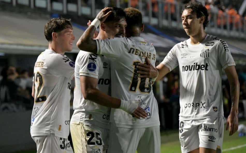 Jogadores do Santos comemorando gol na partida contra o UCV