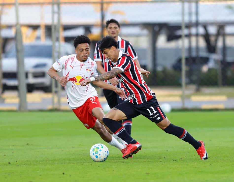 São Paulo e RB Bragantino durante jogo-treino em Atibaia
