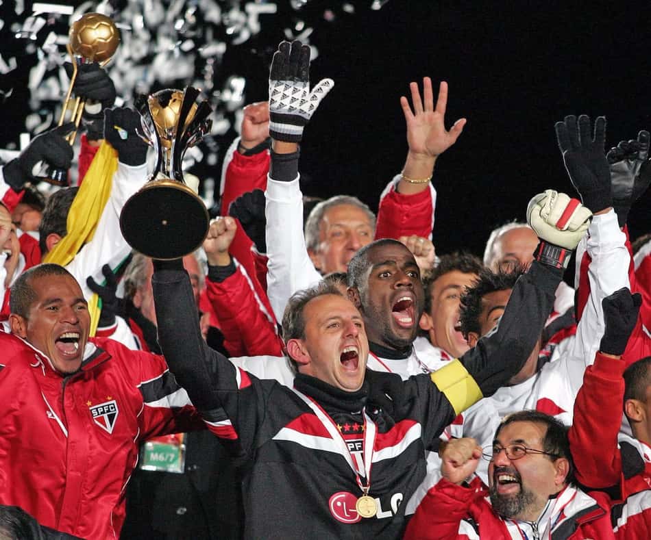 São Paulo com a taça do Mundial de Clubes de 2005