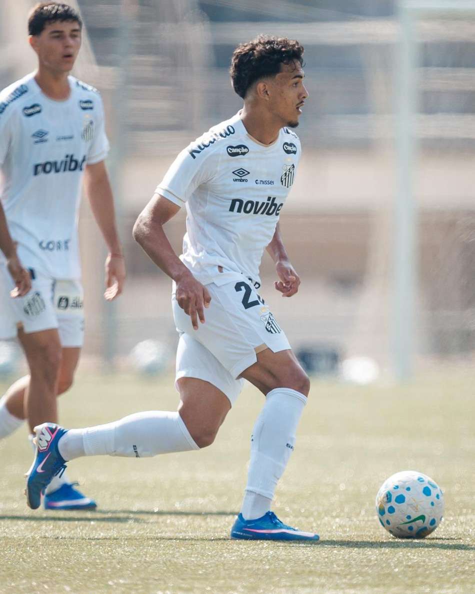Pepê Fermino tem contrato com o Santos até validade até 30 de junho de 2030. (Foto: Divulgação/ Santos FC)