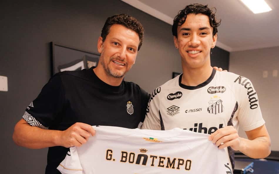 Ídolo do Santos e gerente da base, Elano entrega camisa 8 para Gabriel Bontempo. (Foto: Raul Baretta/ Santos FC)