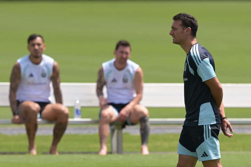 Scaloni acompanha treino da Argentina observado por Paredes e Messi durante a Copa do Mundo