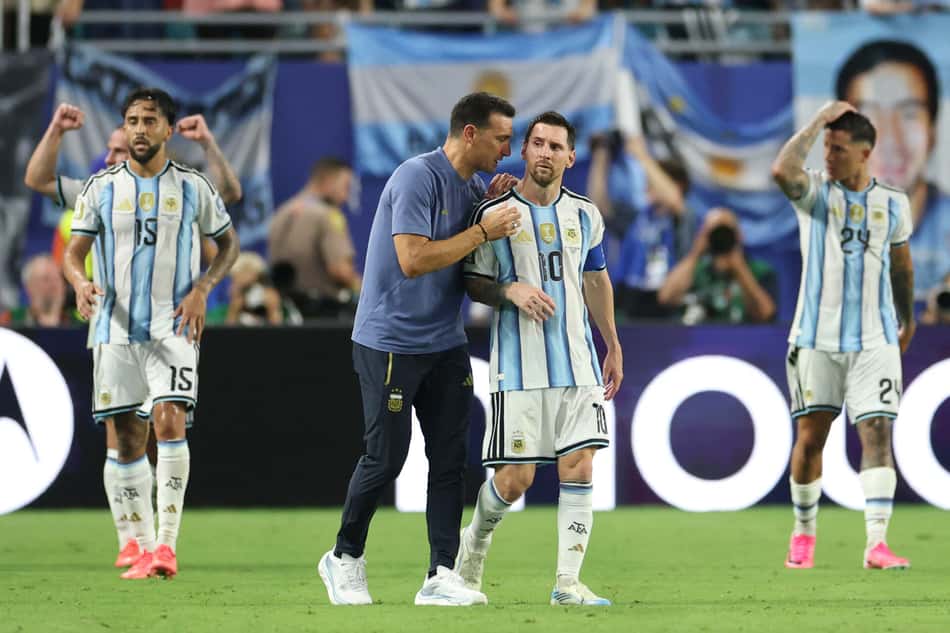 Scaloni conversa com Messi durante jogo entre Argentina e Cabo Verde na Copa do Mundo