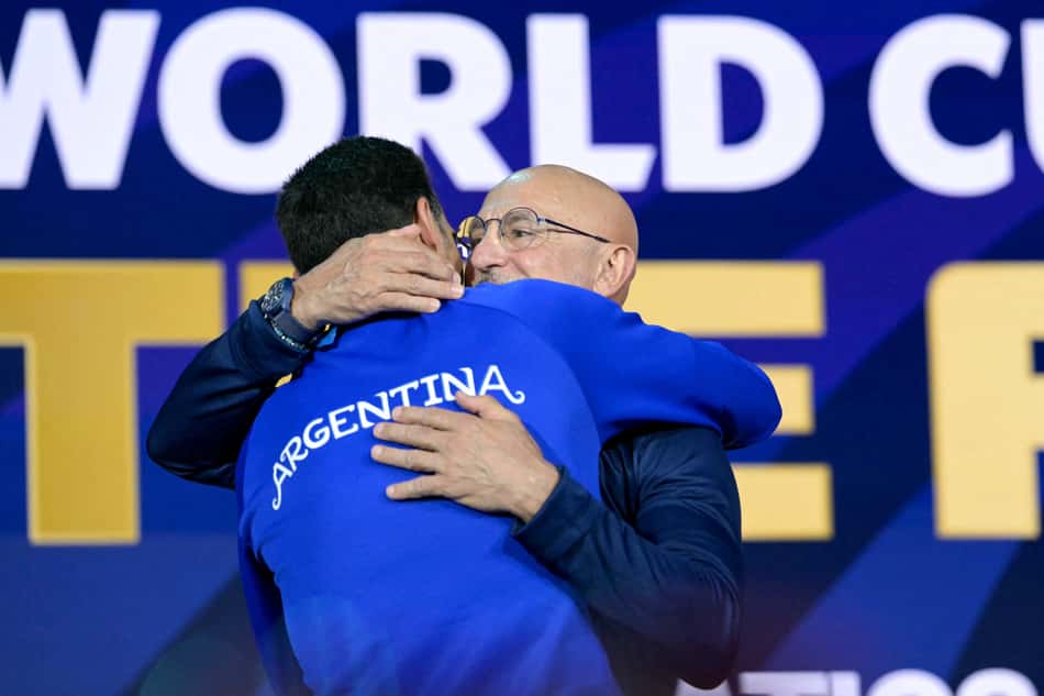 Scaloni e De la Fuente se abraçam em evento antes da final da Copa do Mundo
