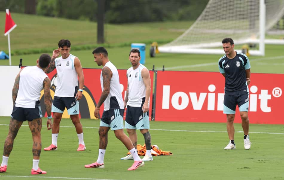 Scaloni observa Messi e outros jogadores em treino da Argentina