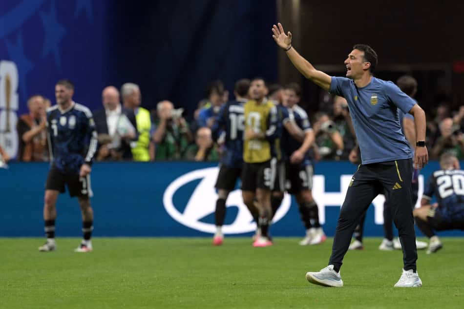 Scaloni orienta equipe da Argentina durante o jogo contra a Inglaterra