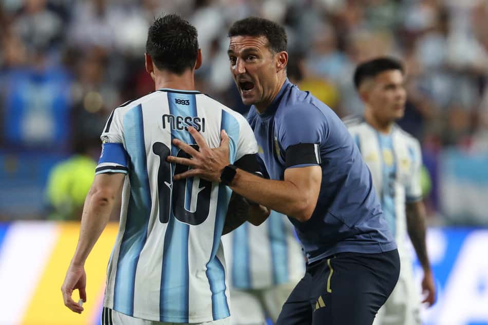 Scaloni passa instruções a Messi durante duelo entre Argentina e Inglaterra na semifinal da Copa do Mundo