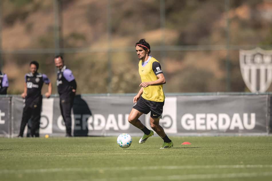 Gustavo Scarpa conduz a bola no treino do Atlético  (Foto: Pedro Souza / Atlético)