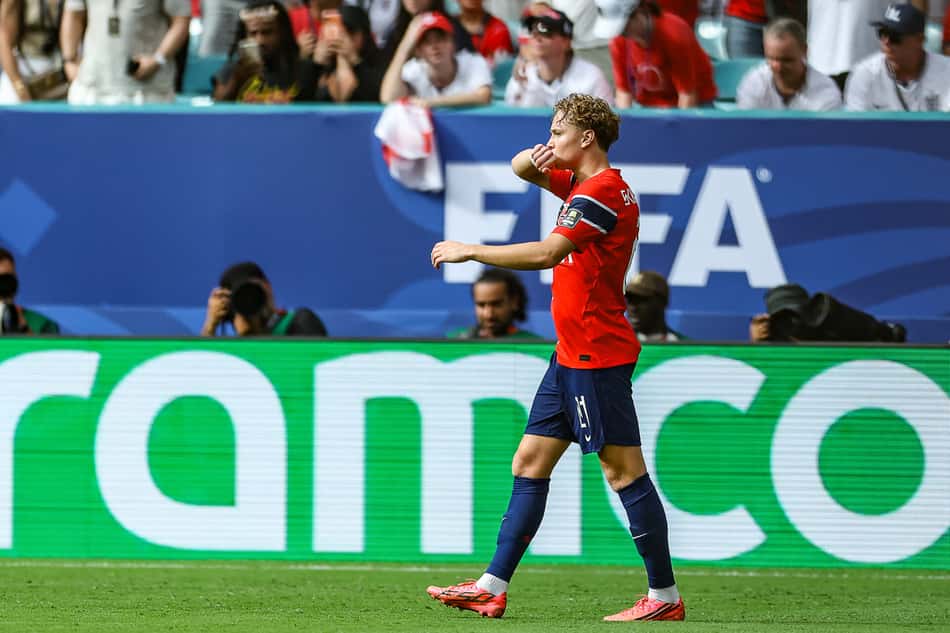 Andreas Schjelderup comemora seu gol no jogo da Noruega contra a Inglaterra pela Copa do Mundo de 2026