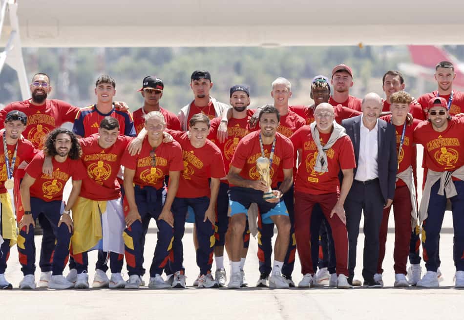 Time da Espanha em chegada ao país com a taça da Copa do Mundo