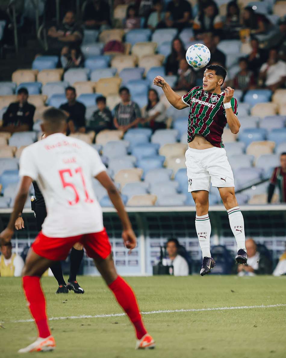 Serna cabeceia bola em Fluminense x Bragantino