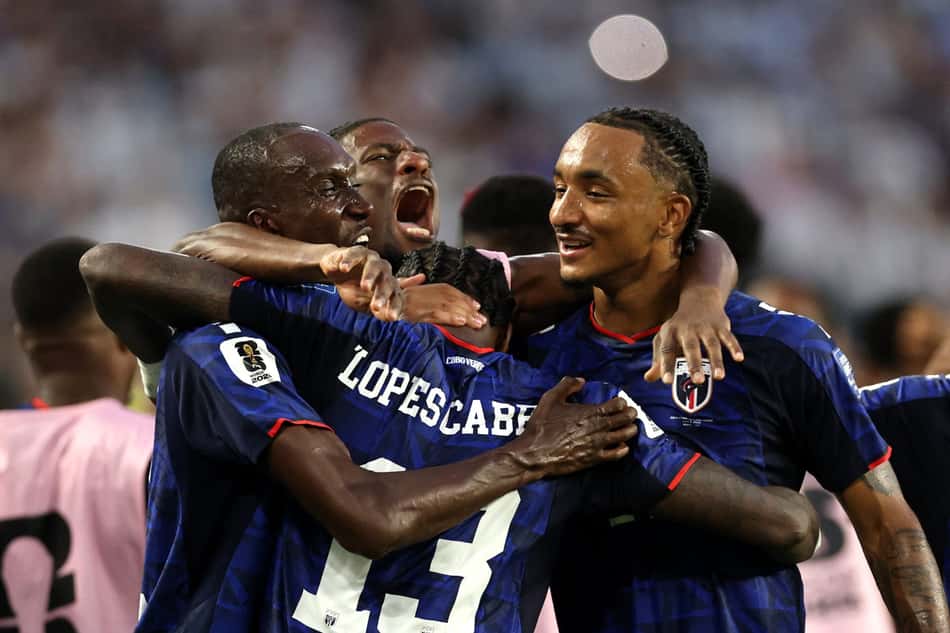 Sidny Lopes Cabral comemora com companheiros de Cabo Verde o gol contra a Argentina, que seria eleito o melhor da Copa do Mundo
