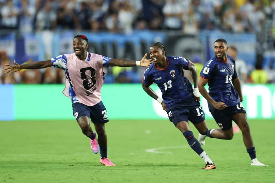 O zagueiro número 13 de Cabo Verde, Sidney Lopes Cabral, comemora com seus companheiros o segundo gol de sua equipe durante a partida de futebol das oitavas de final da Copa do Mundo de 2026 entre Argentina e Cabo Verde, no Estádio de Miami
