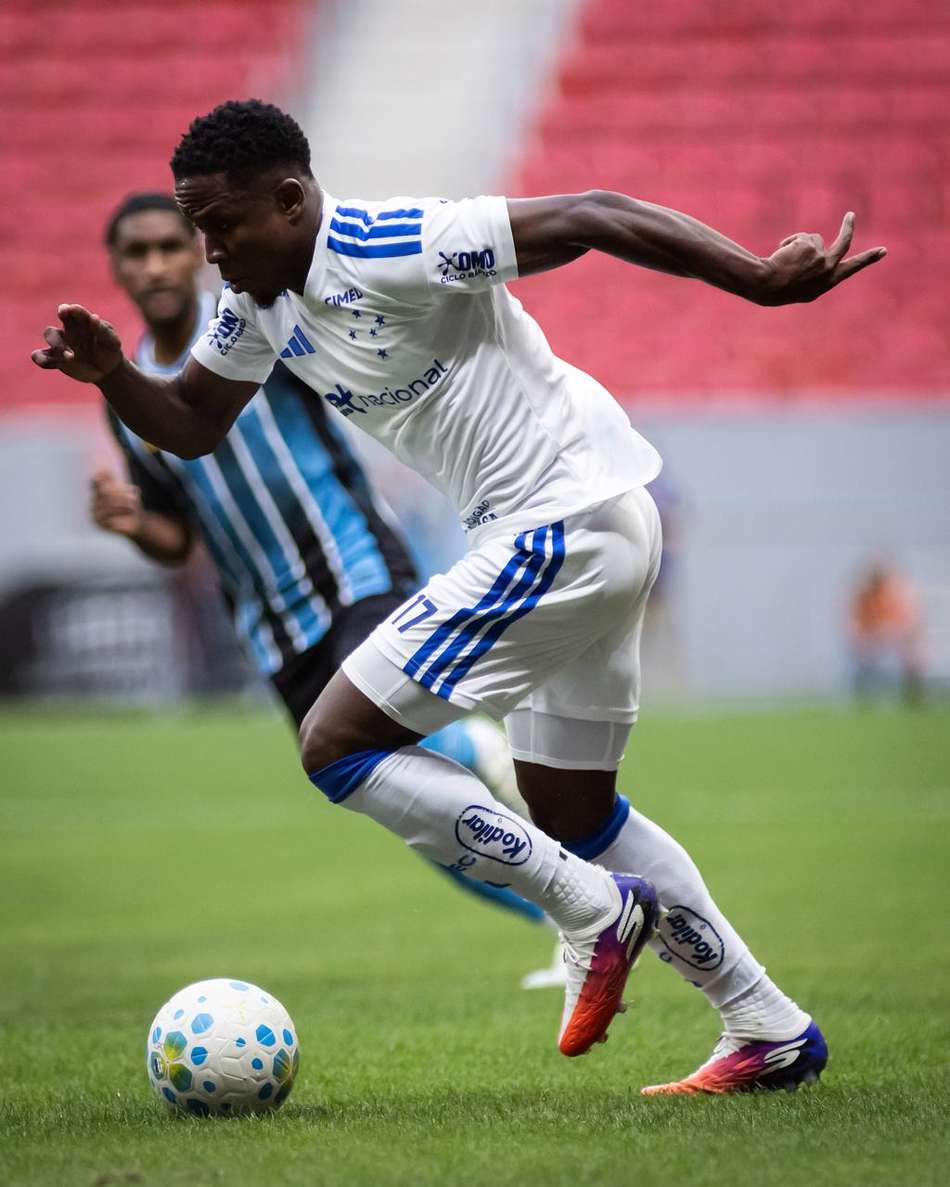 Sinisterra corre em jogo contra o Grêmio