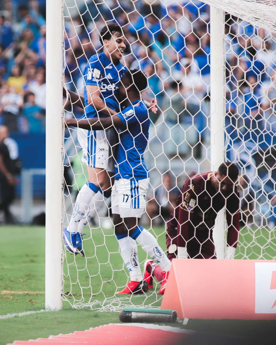 Sinisterra e Kaio Jorge comemoram gol do Cruzeiro contra a Chapecoense  