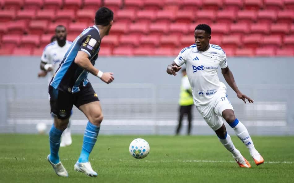 Sinisterra avalia evolução no Cruzeiro após intertemporada