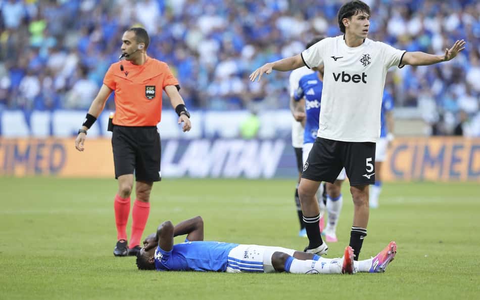 Sinisterra caído no Mineirão