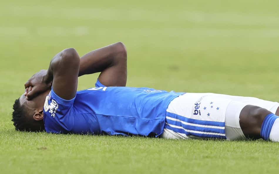 Sinisterra lesionado no gramado (Foto: Gilson Lobo/AGIF/Folhapress)