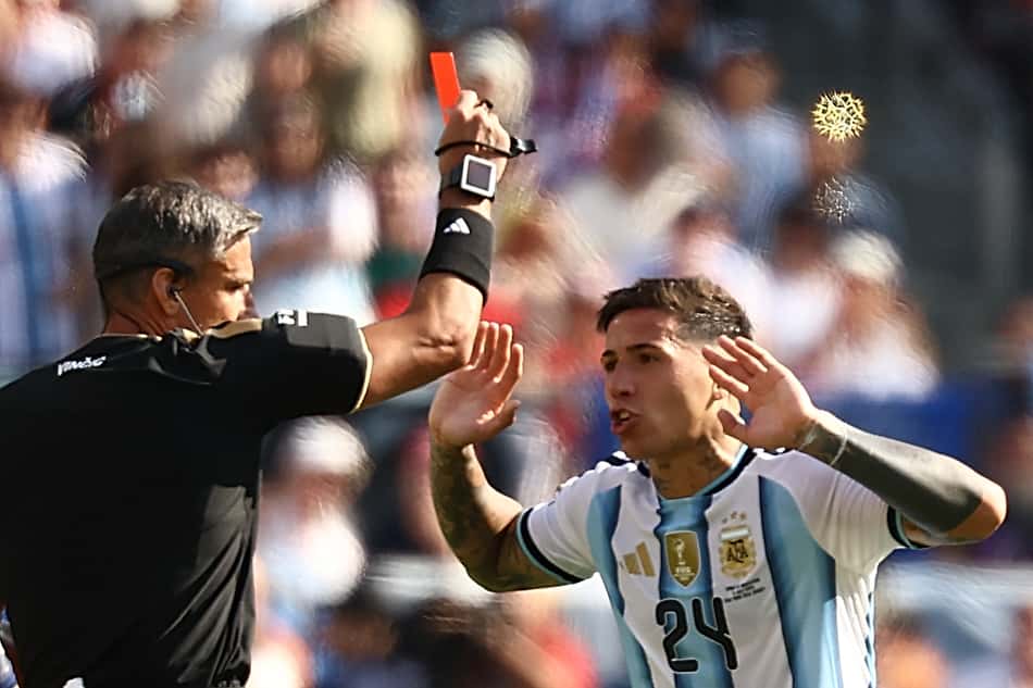 Slavko Vincic expulsa Enzo Fernández na final da Copa do Mundo de 2026 entre Espanha e Argentina
