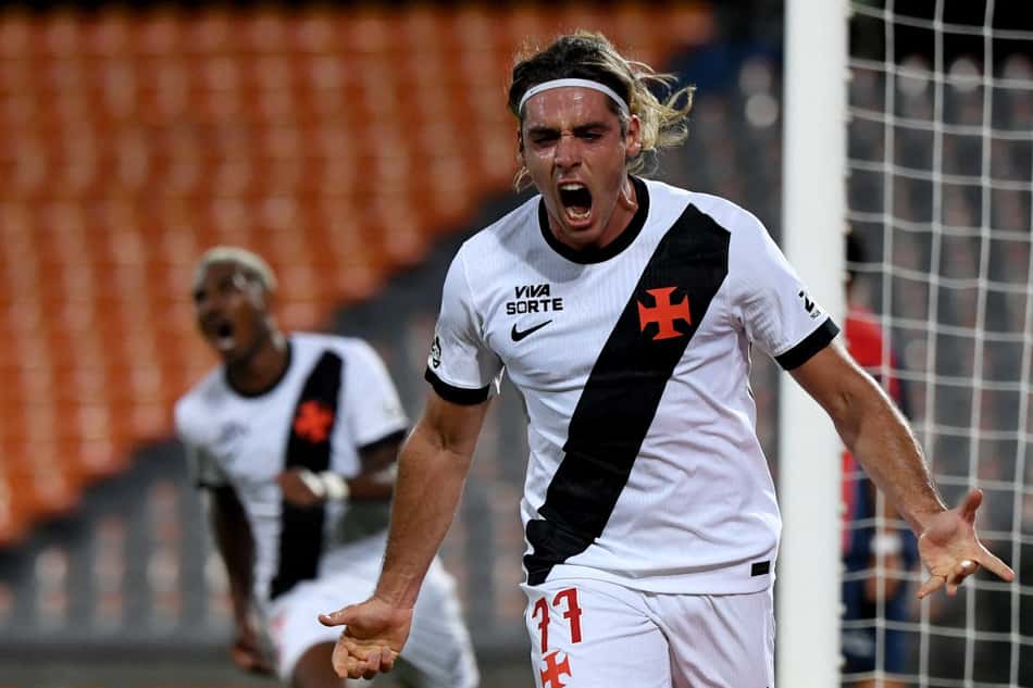 Spinelli e Cuiabano comemoram gol do Vasco na Sul-Americana
