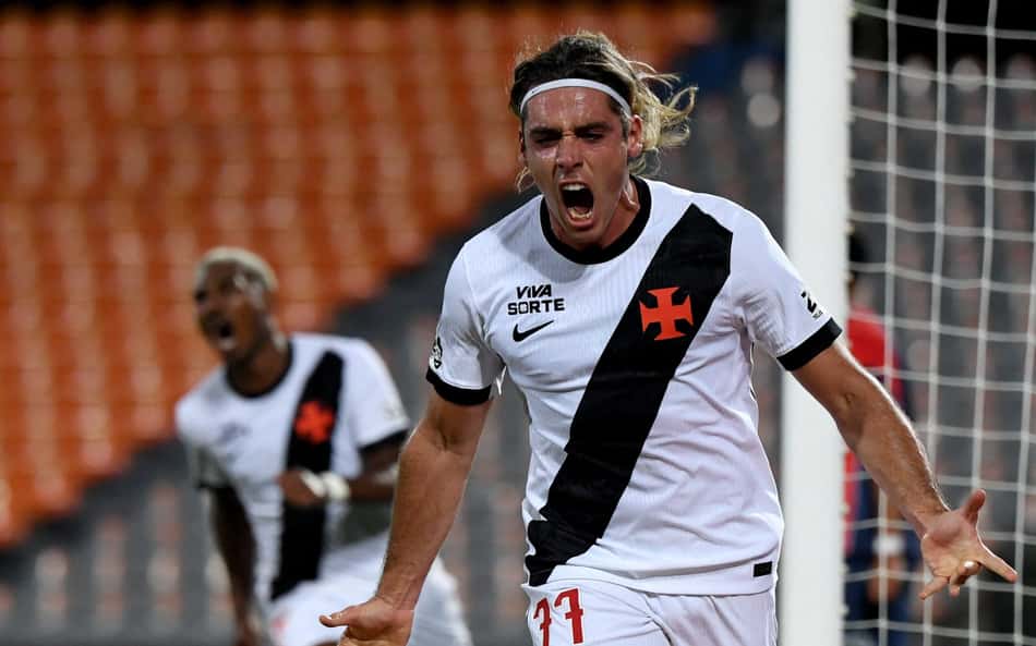 Spinelli e Cuiabano comemoram gol do Vasco na Sul-Americana