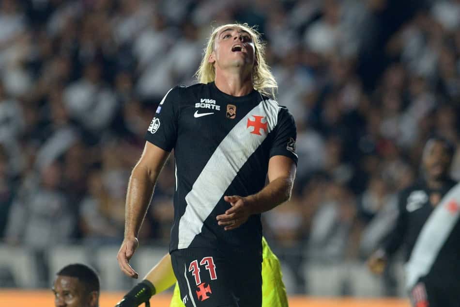 Spinelli se lamenta durante jogo entre Vasco e Bragantino pelo Brasileirão