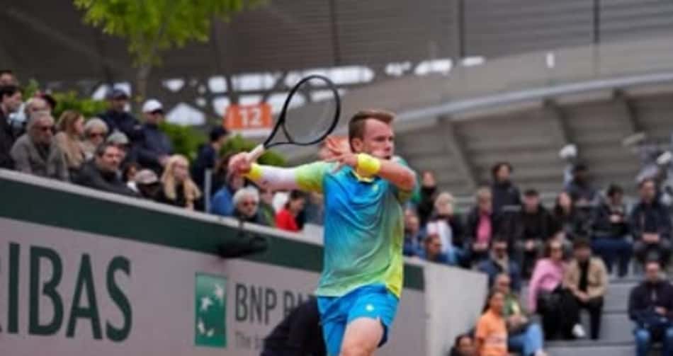 Suíço Remy Bertola em ação em Roland Garros