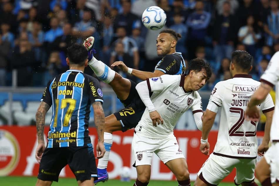 Jogadores do Bolívar e Grêmio em ação durante partida da Copa Sul-Americana