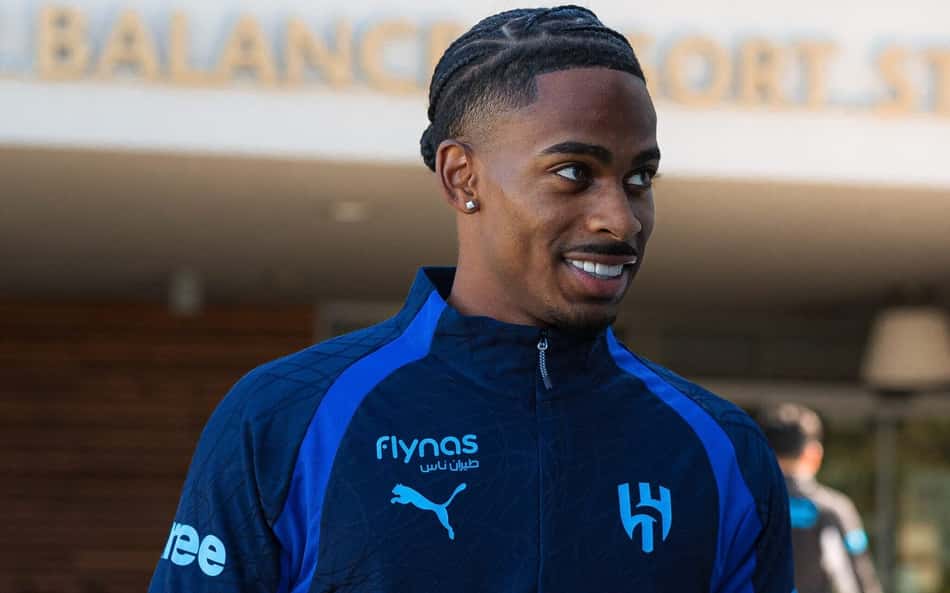 Summerville com o uniforme do Al-Hilal após treino do clube da Arábia Saudita