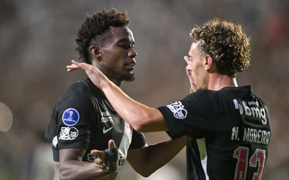 Thiago Mendes abraçando companheiro de Vasco