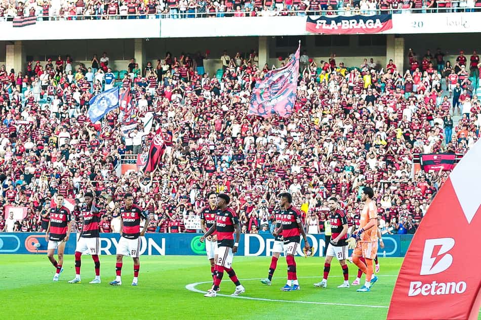 Jogadores do Flamengo com a torcida atrás