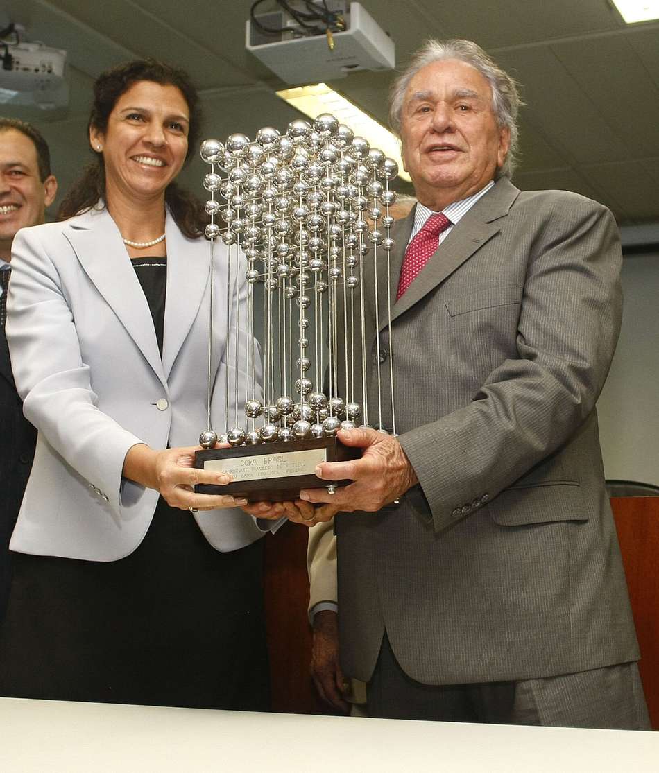 Taça da Bolinhas sendo entregue a Juvenal Juvencio, ex-presidente do São Paulo