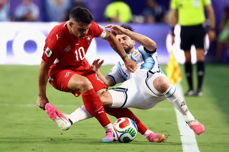 Tagliafico e Xhaka disputam bola na vitória da Argentina sobre a Suíça na Copa do Mundo
