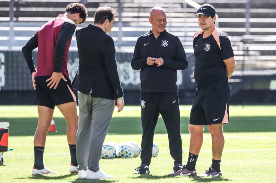 Técnico Fernando Diniz ao lado da comissão técnica