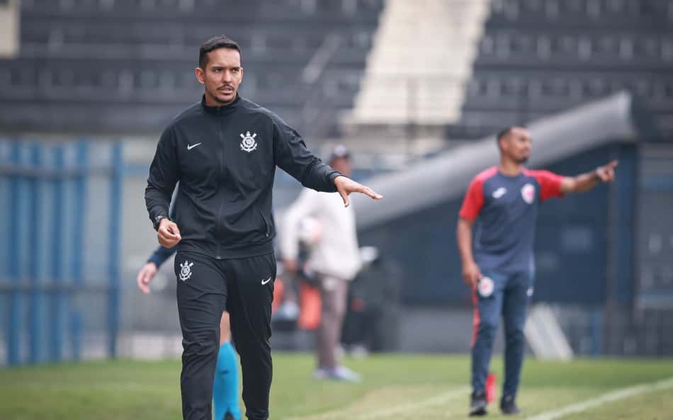 Técnico Guilherme Nascimento durante a partida