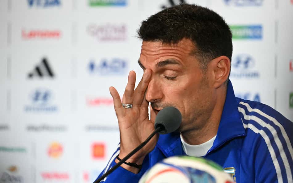 Técnico da Argentina, Lionel Scaloni põe a mão no rosto durante coletiva de imprensa na Copa do Mundo