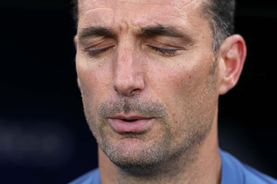Técnico da Argentina, Scaloni durante o hino nacional antes do jogo contra a Suíça
